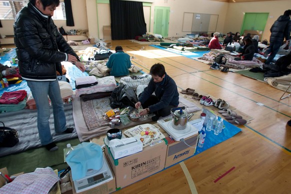 Bildnummer: 55051648 Datum: 16.03.2011 Copyright: imago/AFLO
March 16, 2011, Sendai, Miyagi Prefecture, Japan - Victims of the 2011 Tohoku Earthquake and Tsunami try to settle in at an evacuation cent ...