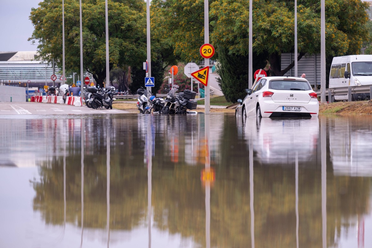 20240611 Unwetter auf Mallorca PALMA, SPAIN - JUNE 11 2024 : Wassermassen am Flughafen in Palma nach Unwetter at - Unwetter auf Mallorca on June 11, 2024 in Palma, . Palma Baleares Spain *** 20240611  ...