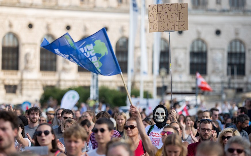 15.09.2023, Österreich, Wien: Klimaaktivist nehmen an einem von «Fridays For Future» organisierten Klimaprotest unter dem Motto «Zukunft für alle - jetzt handeln!» teil. Foto: Georg Hochmuth/APA/dpa + ...