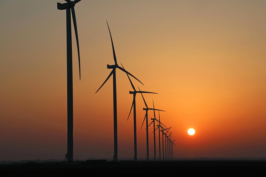 Windraeder bei Sonnenuntergang, Niederlande, Nordholland windwheels at sunset, Netherlands, Northern Netherlands BLWS627319 *** Wind turbines at sunset, Netherlands, Northern Netherlands windwheels at ...