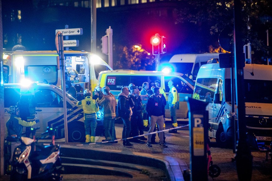 16.10.2023, Belgien, Brüssel: Polizisten stehen am Tatort. Foto: Hatim Kaghat/Belga/dpa +++ dpa-Bildfunk +++