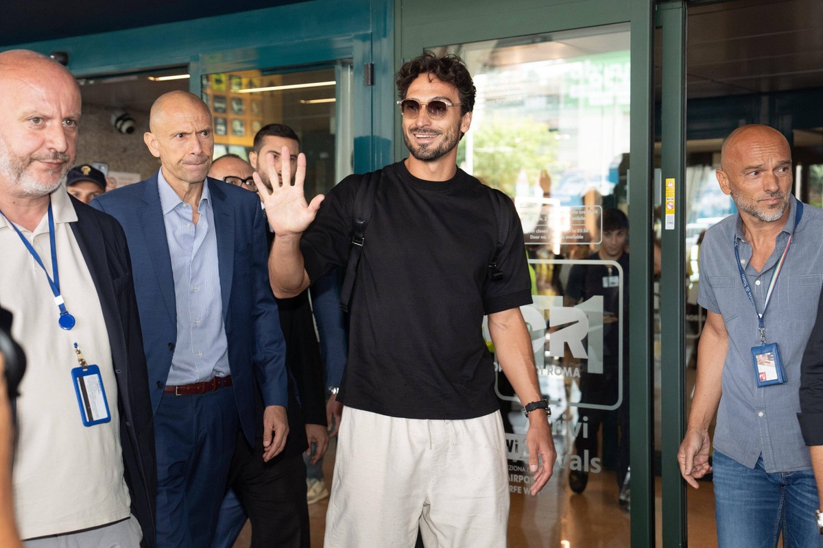 September 4, 2024, Aeroporto Leonardo Da Vinci A Fi, Italia: Il nuovo giocatore Mats Hummels C a Fiumicino, 4 Settembre 2024. Mats Hummels, ex Bayern Monaco e Borussia, difensore centrale campione del ...