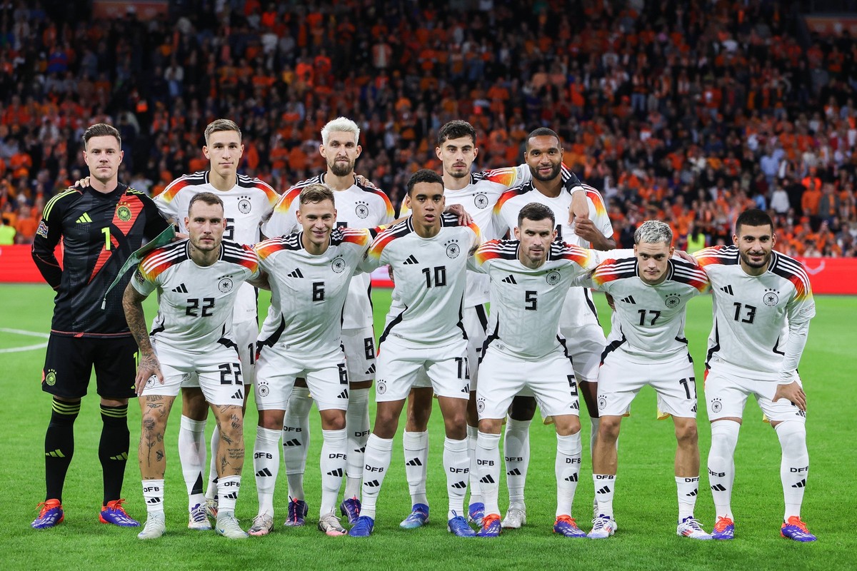 Fussball, UEFA Nations League Saison 2024/2025 Gruppe A3 - 2.Spieltag Niederlande - Deutschland 10.09.2024, Johan Cruijff ArenA Teamfoto Deutschland vor dem Spiel Hintere Reihe vL: Marc-Andre ter Steg ...