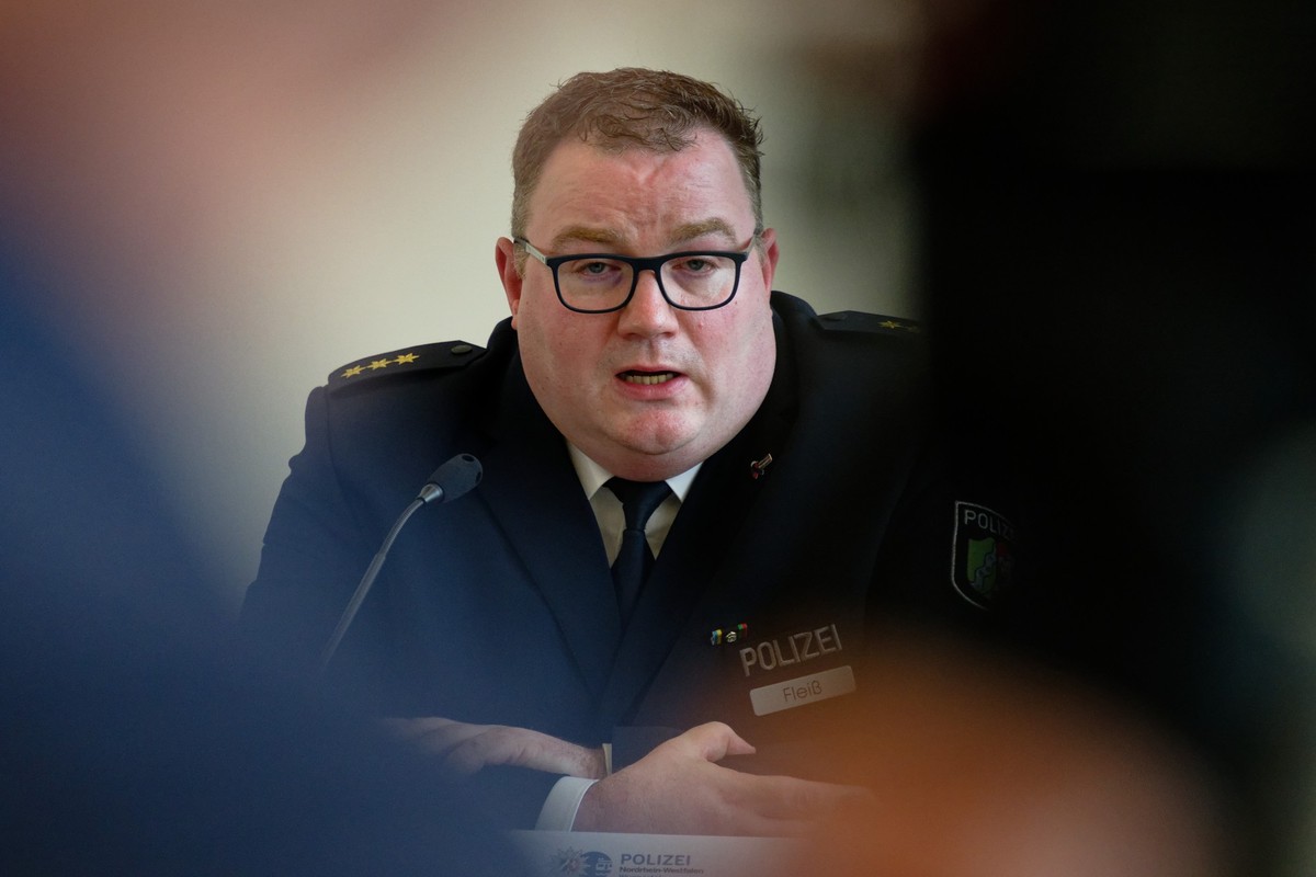 24.08.2024, Nordrhein-Westfalen, Wuppertal: Thorsten Fleiß, Leiter der Polizeiinspektion Mitte, spricht bei einer Pressekonferenz im Polizeipräsidium über den Messerangriff in Solingen. Nach dem tödli ...