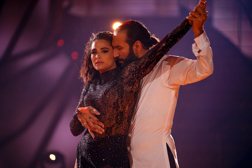 Amira Pocher und Massimo Sinató tanzen Rumba.

Die Verwendung des sendungsbezogenen Materials ist nur mit dem Hinweis und Verlinkung auf RTL+ gestattet.