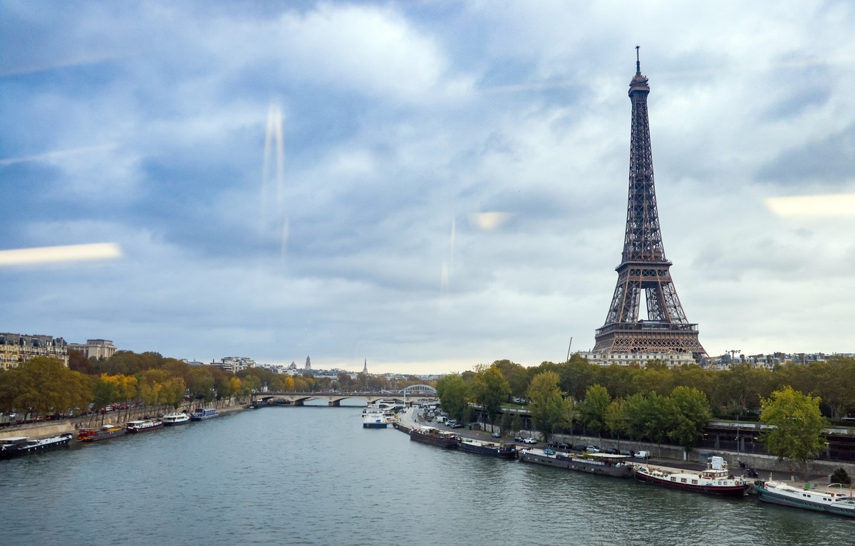 ARCHIV - 20.10.2021, Frankreich, Paris: Blick aus dem Fenster der Pariser Metro über die Seine auf den Eiffelturm. Über 7000 Drehtage verbrachten Kamerateams im vergangenen Jahr zusammengerechnet auf ...