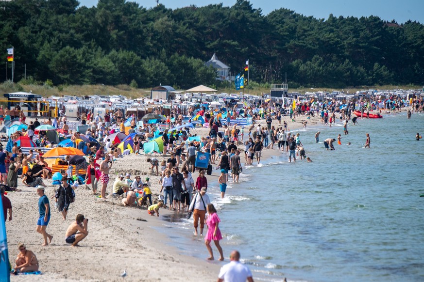 ARCHIV - 28.07.2022, Mecklenburg-Vorpommern, Binz: Sonniges Wetter herrscht am Strand des Seebades Binz auf der Insel Rügen. Das Statistische Bundesamt veröffentlicht am 09.09.2022 Zahlen zu Inlandsto ...