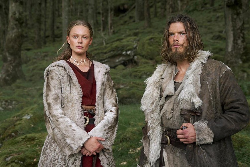 Frida Gustavsson (hier mit ihrem Co-Star Sam Corlett zu sehen) zählt zum Hauptcast von "Vikings: Valhalla".