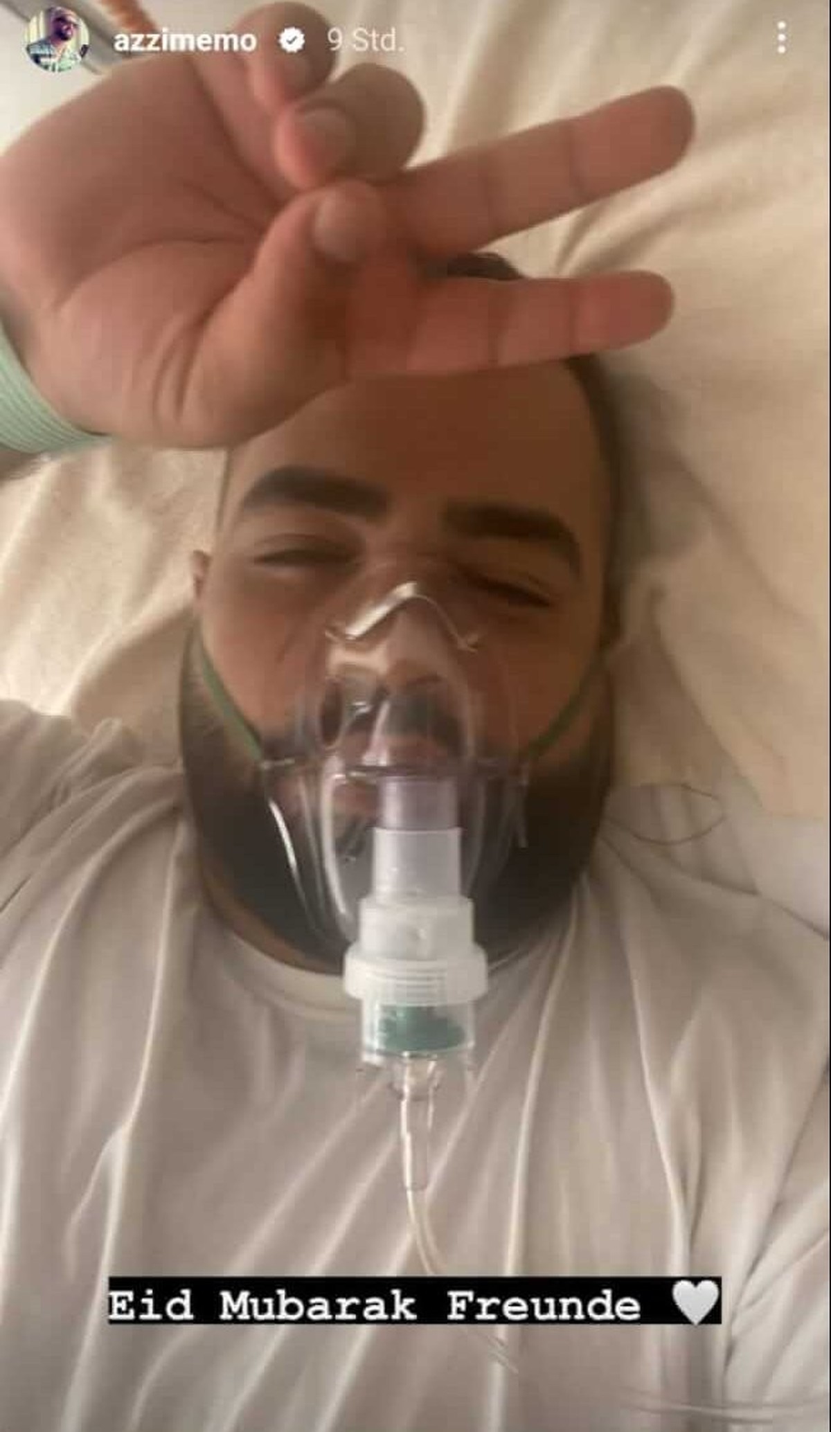 Rapper Azzi Memo grüßte seine Fans aus der Intensivstation.