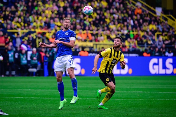 Simon Terodde FC Schalke 04, 9 im Zweikampf, Aktion, mit Salih Oezcan Borussia Dortmund, 6, Borussia Dortmund vs. FC Schalke 04, Fussball, 1. Bundesliga, 7. Spieltag, 17.09.2022 DFB regulations prohib ...