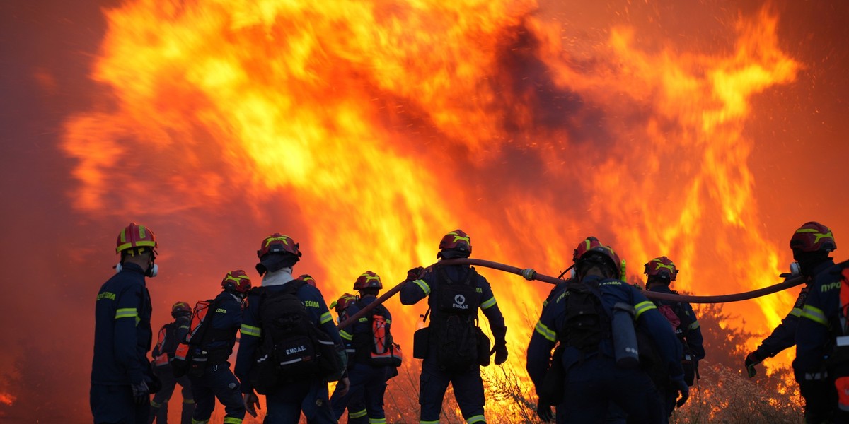 22.06.2025, Griechenland, Chios: Feuerwehrleute kämpfen mit einem großen Waldbrand im Dorf Karyes auf der ostägäischen Insel Chios. Foto: Pantelis Fykaris/Politischios.gr via AP/dpa +++ dpa-Bildfunk + ...