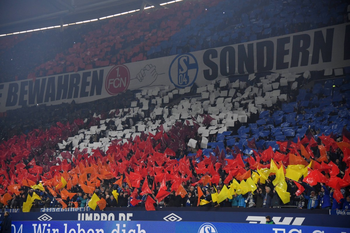 24.11.2018, Fussball GER, Saison 2018 2019, 1. Bundesliga, 11. Spieltag, FC Schalke 04 - 1. FC Nuernberg 5:2, Fanchoreografie der Schalker Fans in der Nordkurve der Veltins Arena DFL REGULATIONS PROHI ...