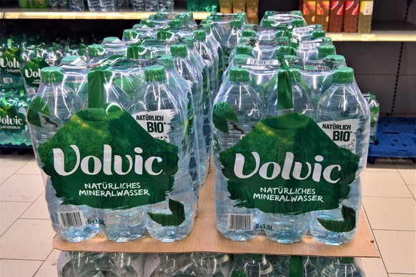 Volvic Minteralwasser natuerlich Bio in Plastikflaschen *** Volvic mineral water naturally organic in plastic bottles