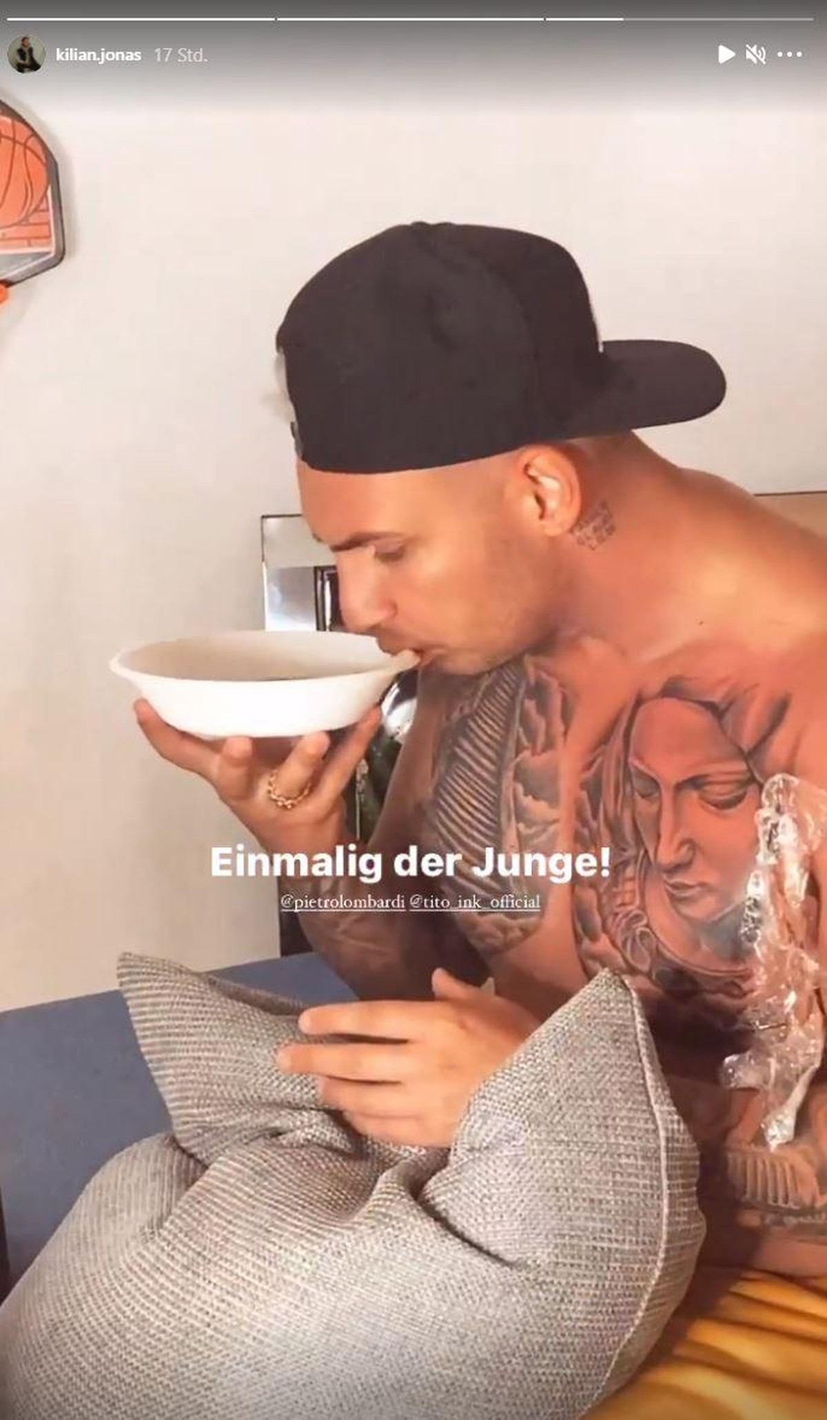 Hier ist das beinahe fertige Motiv auf Pietros Brust zu sehen.
