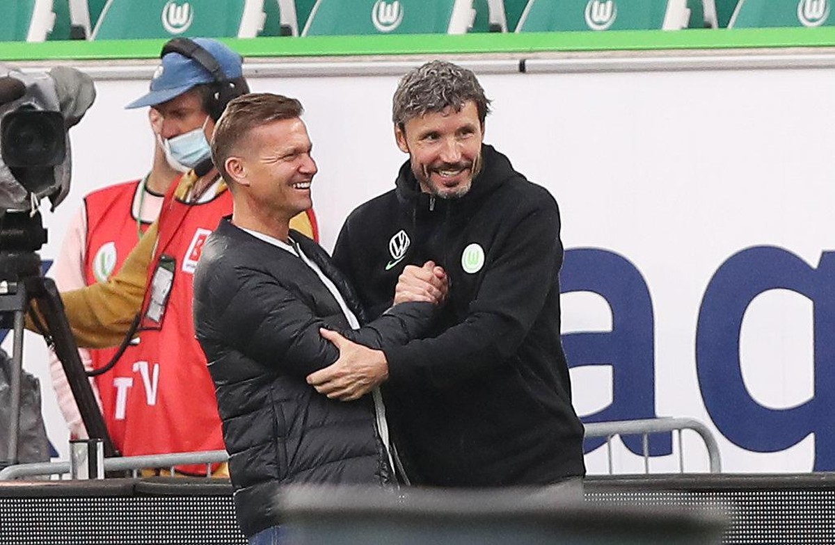 firo 1.Bundesliga. 2021/2022 Fussball: Fu?ball: 29.08.2021 VfL Wolfsburg - RB Leipzig 1:0 VfL Trainer Mark van Bommel , RB Trainer , Coach , Jesse Marsch , Gestik , Geste , Begr??ung