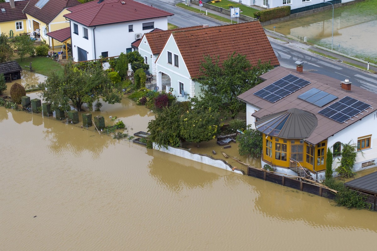 17.09.2024, �sterreich, Kapelln: Im nieder�sterreichischen Ort Kapelln stehen Felder und G�rten unter Wasser (Luftbild mit einer Drohne). In �sterreich geht das Hochwasser zwar leicht zur�ck, doch die ...