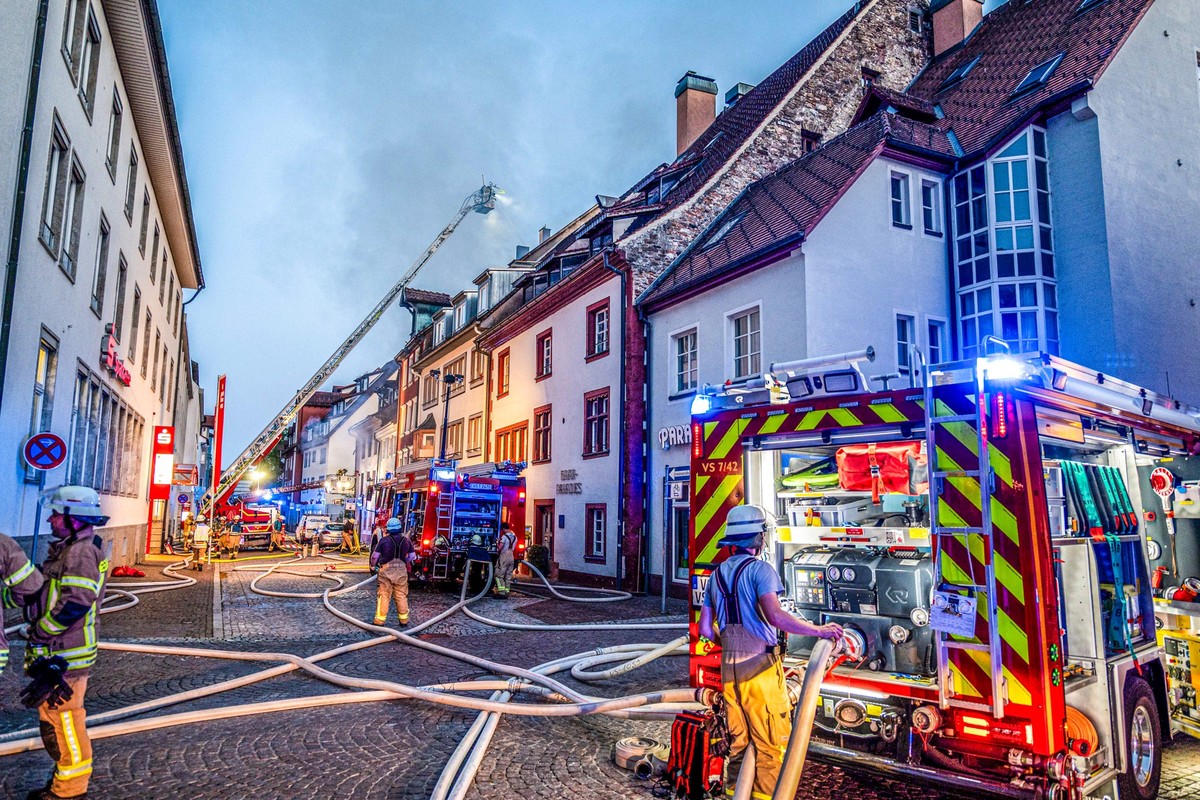 14.06.2025, Baden-Württemberg, Villingen-Schwenningen: Feuerwehrleute bekämpfen den Brand in der Altstadt von Villingen-Schwenningen. Dort sind mehrere Gebäude in Brand geraten. Ein Feuerwehrmann sei  ...