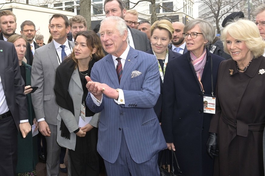 König Charles III., Franziska Giffey und Königin-Gemahlin Camilla beim Besuch des Wochenmarktes am Wittenbergplatz anlässlich des Staatsbesuchs des britischen Königspaares in Deutschland. Berlin, 30.0 ...