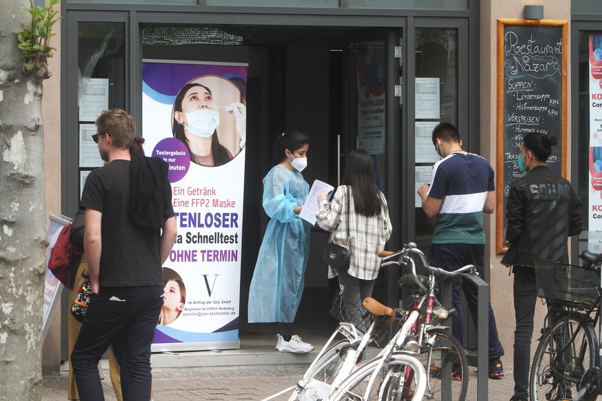 Großer Andrang von Personen, die vor einem Corona Testzentrum in der Innenstadt von Heidelberg einen kostenlosen Corona Schnelltest vornehmen lassen wollen, Baden Württemberg, Deutschland *** Large cr ...