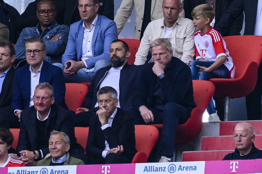 ARCHIV - 20.05.2023, Bayern, München: Fußball: Bundesliga, Bayern München - RB Leipzig, 33. Spieltag, Allianz Arena. Münchens Sportvorstand Hasan Salihamidzic (M) und Münchens Vorstandsvorsitzender Ol ...