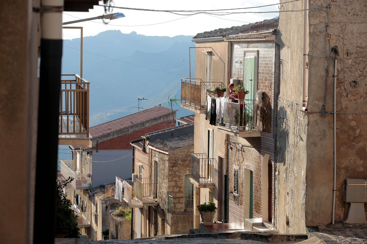 Ass. HLN: Belgen op Huizenjacht in Mussomeli - Belgen op Huizenjacht in Mussomeli Sicilië - Les Belges à la recherche de maison à vendre pour un Euro à Mussomeli Sicile 23/11/2017 pict. by Jan De Meul ...