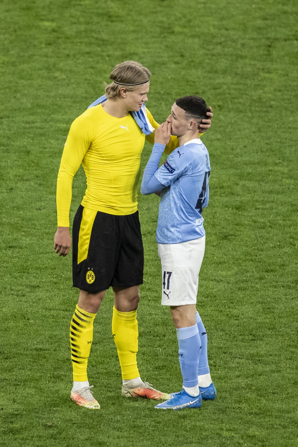 Dortmund, Signal Iduna Park, 14.04.21: Erling Haaland BVB L und Phil Foden Manchester nach dem Spiel Champions league Borussia Dortmund vs. Manchester City. *** Dortmund, Signal Iduna Park, 14 04 21 E ...