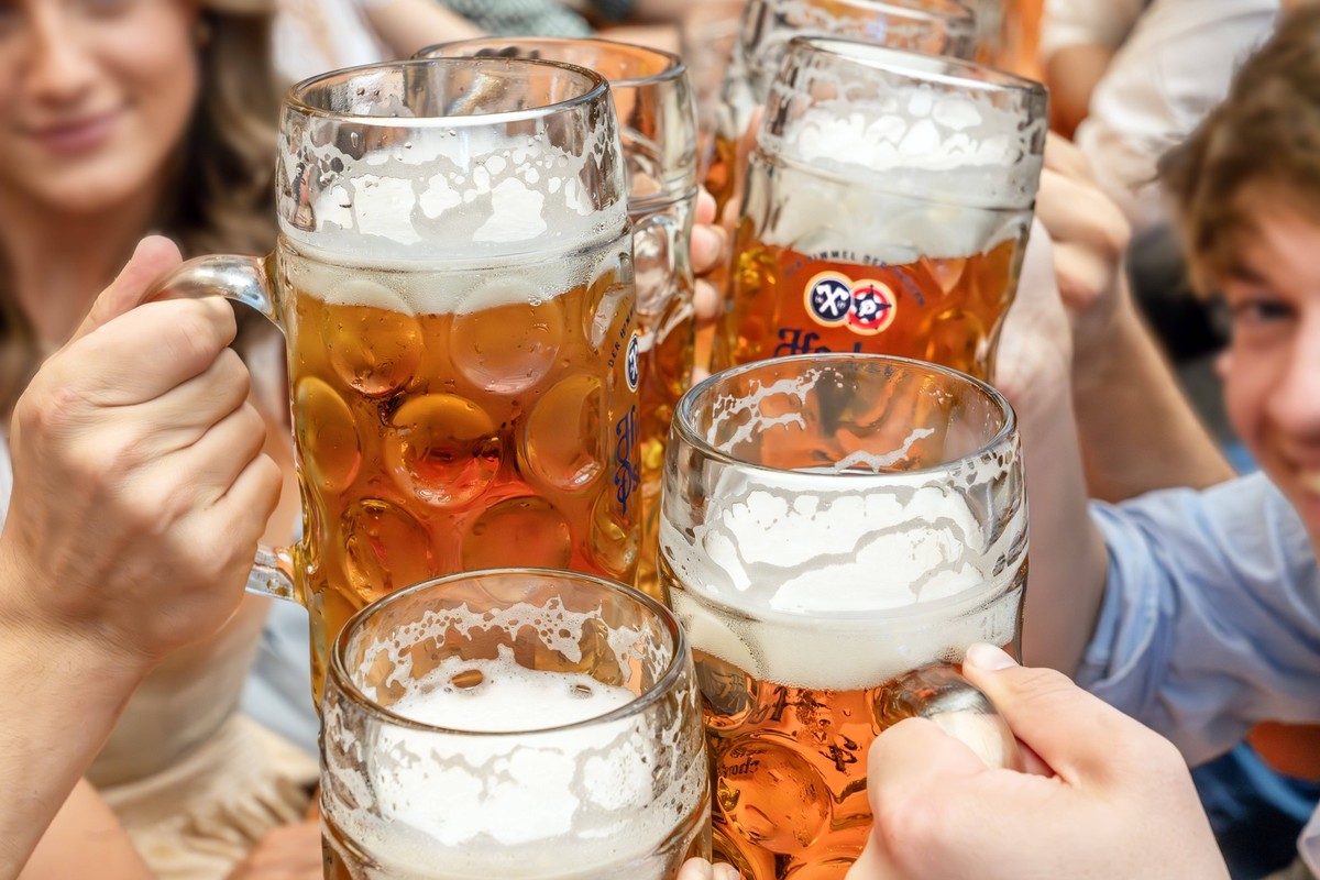 Wiesnbesucher stoßen im Hacker-Festzelt mit ihrer Maß Bier an, Oktoberfest, München, September 2024 Deutschland, München, September 2024, Wiesnbesucher stoßen im Hackerzelt mit ihrer Maß Bier an, Bier ...