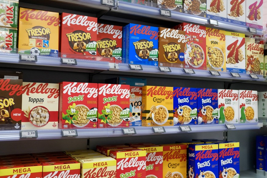 Düsseldorf 26.06.2021 Supermarkt Discounter Filiale Warenregal Regal Kellog Kellogs Cornflakes Düsseldorf Nordrhein-Westfalen Deutschland *** Düsseldorf 26 06 2021 supermarket discount store shelf Kel ...