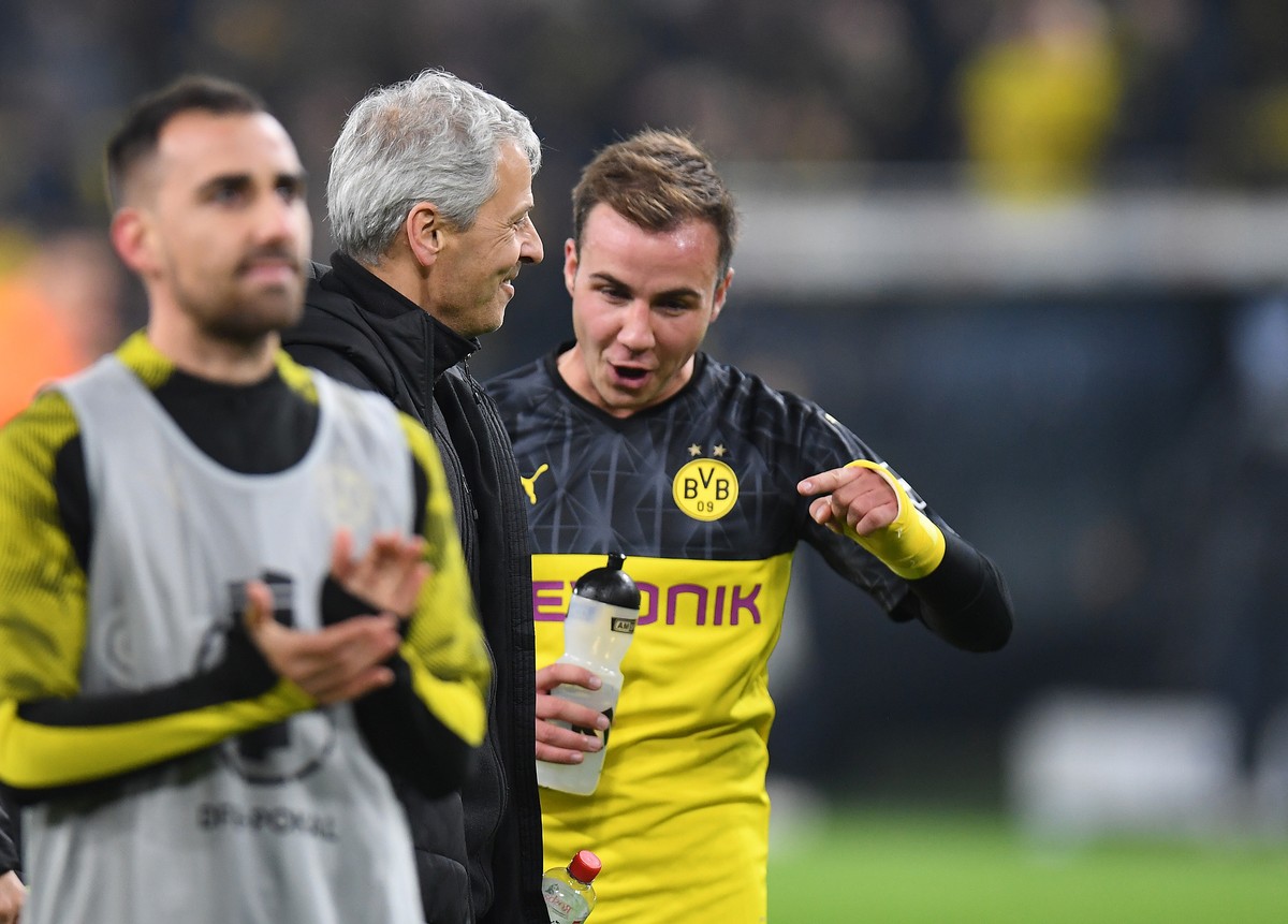Favre (2.v.r.) und Götze (r.) verstanden sich nach dem Sieg gegen Gladbach gut.