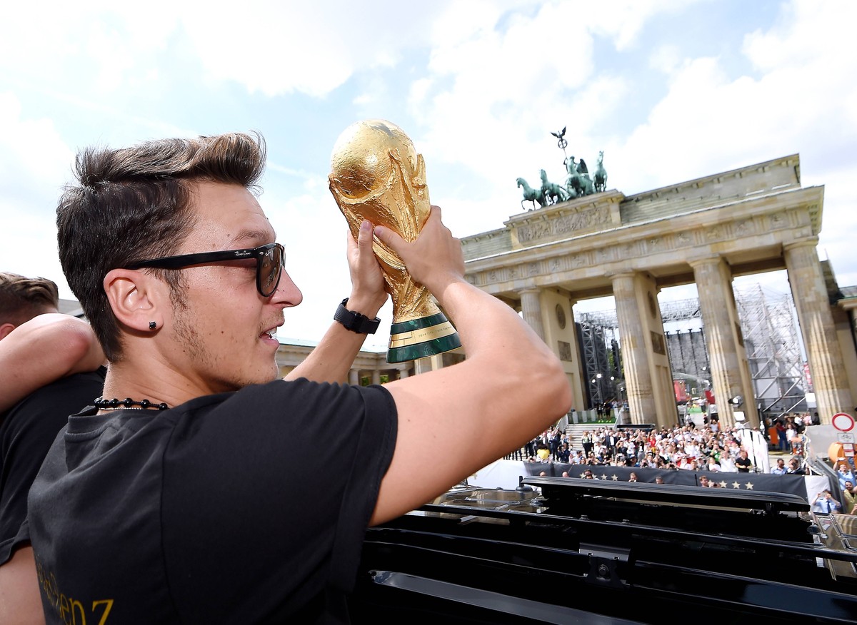 OEZIL Mesut Team Deutschland mit dem WM Pokal am Brandenburger Tor Empfang WM-Party Feier der deutschen Fussball Nationalmannschaft auf die Fanmeile am Brandenburger Tor in Berlin- Fanmeile in Berlin ...