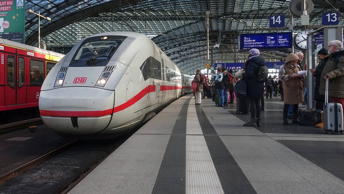 13.12.2024, Berlin, GER - Einfahrt eines ICE 4 im Hauptbahnhof. Alltag, Bahn, Bahnhof, Bahnreise, Bahnreisende, Bahnstation, Bahnsteig, Bahnverkehr, befoerdern, Befoerderung, Berlin, Bundesbahn, DB, d ...