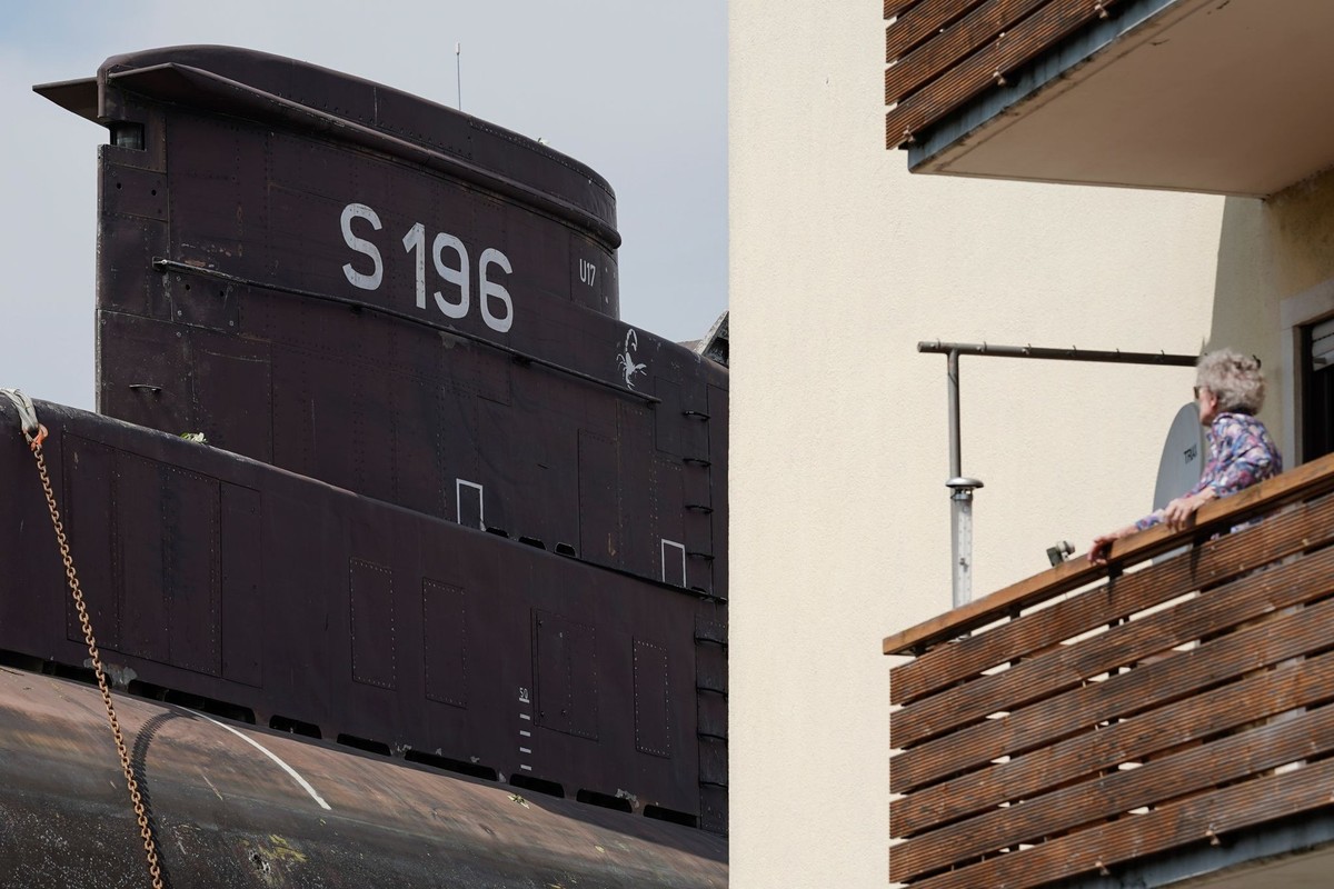 ARCHIV - 21.05.2023, Rheinland-Pfalz, Speyer: Eine Frau auf einem Balkon beobachtete im vergangenen Jahr den Transport des U-Boots vom Typ U17, das auf der Straße von Lastwagen ins Technik-Museum Spey ...