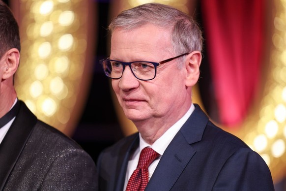 HAMBURG, GERMANY - FEBRUARY 06: Günther Jauch attends the &quot;Wer weiß denn sowas?&quot; 1000th Anniversary Photocall on February 6, 2023 in Hamburg, Germany. (Photo by Gerald Matzka/Getty Images)