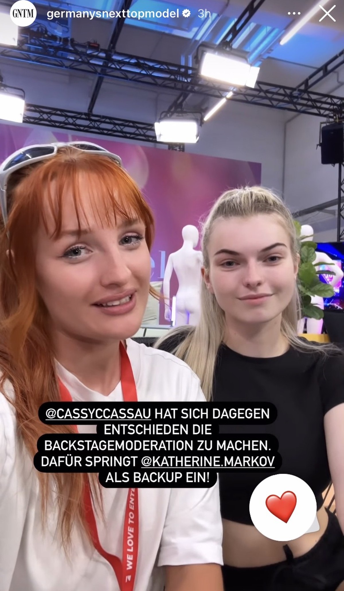 Cassy übergibt Katherine ihre Aufgabe.