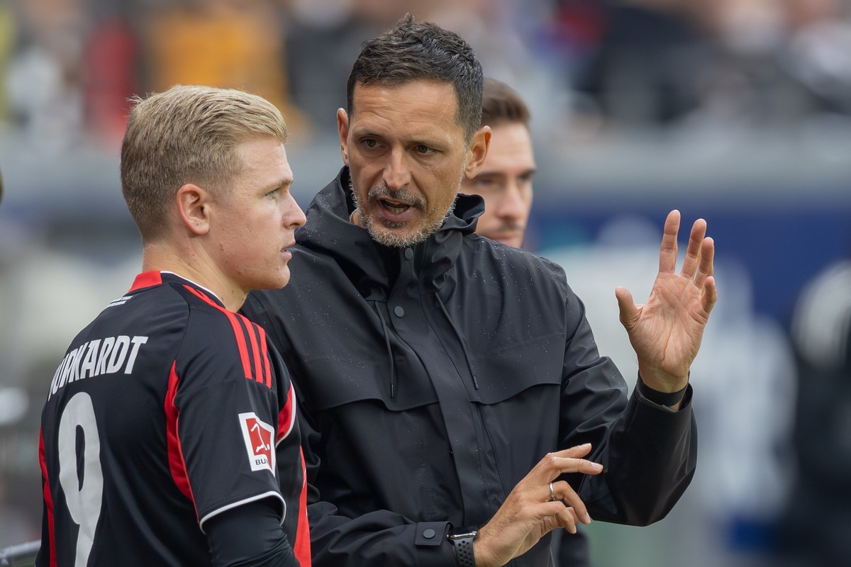 Einwechslung von Jonathan Burkardt, Jonny Burkardt (Eintracht Frankfurt, 9) durch Trainer Dino Toppmöller / Toppmoeller (Eintracht Frankfurt). Bundesligaspiel zwischen Eintracht Frankfurt und dem 1. F ...