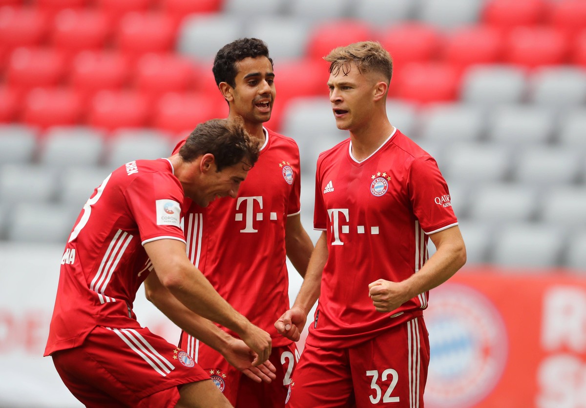 1. Fussball Bundesliga FC Bayern M�nchen - SC Freiburg Saison 2019 / 2020 Torjubel Joshua Kimmich 32 von FC Bayern Muenchen nach dem 1:0 mit Leon Goretzka 18 von FC Bayern Muenchen und Sarpreet Singh ...