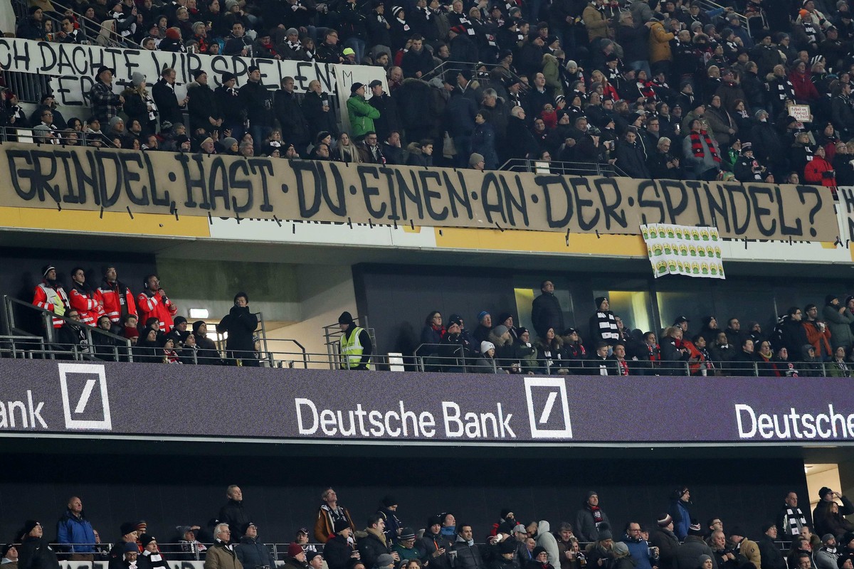 xuhx, Frankfurt, Commerzbank Arena, 19.02.18, 1.Bundesliga - 23.Spieltag: Eintracht Frankfurt - RB Leipzig Bild: Fankurve, Fans, Fanblock Frankfurt protestiert gegen Montagsspiele. Hier: Grindel hast  ...