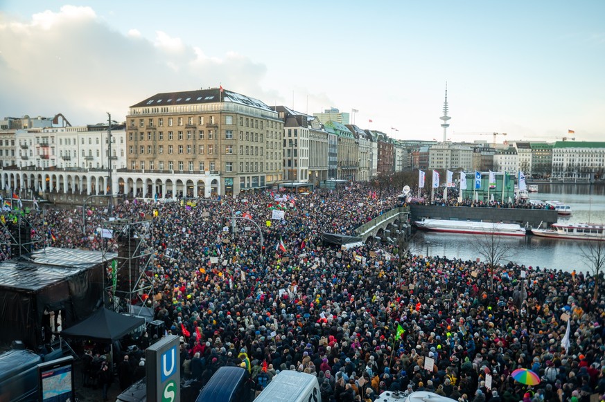 19.01.2024, Hamburg: Der Jungfernstieg und die anliegenden Bereiche sind mit Demonstranten gef