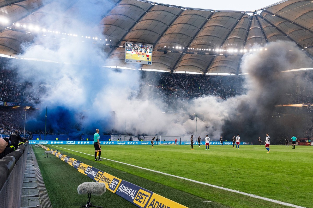 Fußball, Saison 2022/23, 2. Bundesliga, Hamburger SV - FC St. Pauli, Volksparkstadion Hamburg, 21.04.2023, 29. Spieltag /// Zum Beginn der zweiten Halbzeit werden auf der Nordtribüne blaue, weiße und  ...