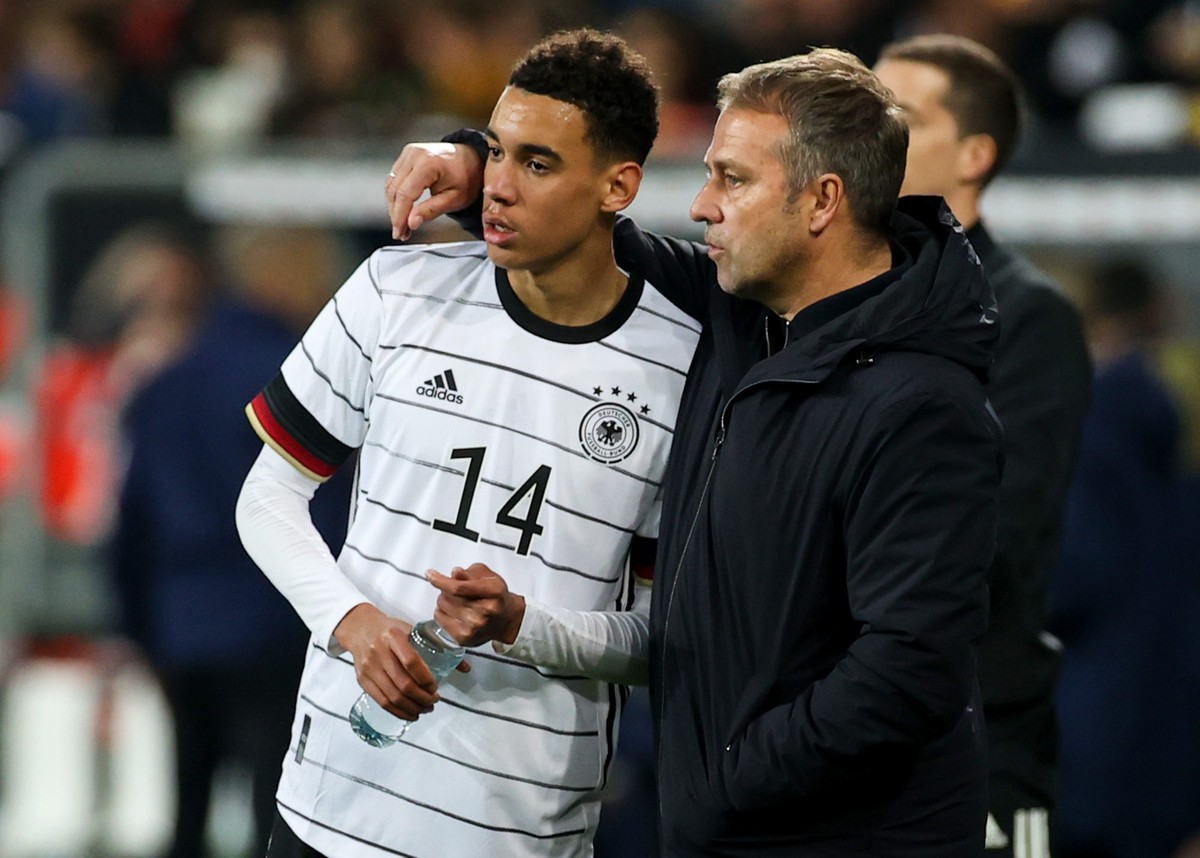 ARCHIV - 26.03.2022, Baden-W�rttemberg, Sinsheim: Fu�ball: L�nderspiele, Deutschland - Israel, PreZero Arena. Deutschlands damaliger Trainer Hans-Dieter Flick (r) spricht mit Deutschlands Jamal Musial ...
