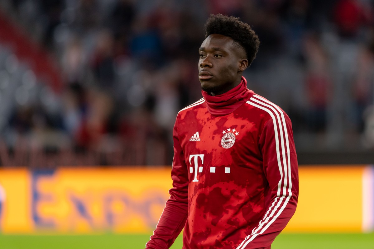 Munich, Germany 18.09.2019, UEFA Champions League - 2019/20 Season, Hinrunde, Gruppenphase - Gruppe B, 1. Spieltag, FC Bayern Muenchen - Roter Stern Belgrad, Alphonso Davies FCB schaut Munich Allianz  ...