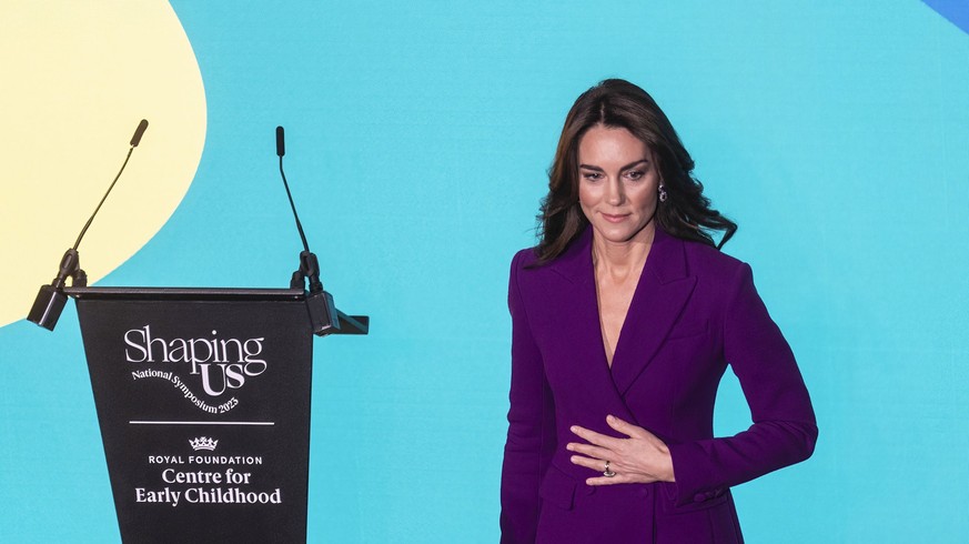 15.11.2023, Großbritannien, London: Kate, Prinzessin von Wales, hält eine Rede auf dem Nationalen Symposium «Shaping Us» vom königlichen Stiftungszentrums «Early Childhood» im Design Museum. Foto: Ric ...