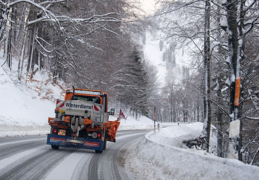 ARCHIV - 08.01.2019, Bayern, Spitzingsee: Ein Fahrzeug des Winterdienstes f