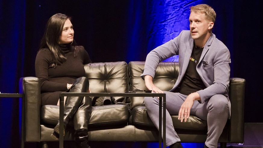 Comedian Oliver Pocher (r.) bei einem Auftritt mit seiner Ehefrau Amira und ihrer Show Die Pochers hier im Tempodrom in Berlin.