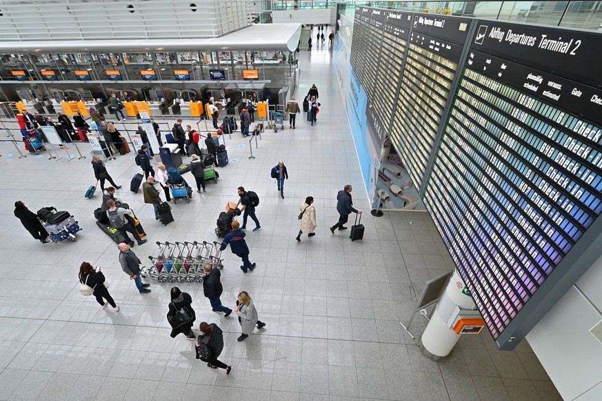 Gleich geht es los. Auf dem Weg zum Check-In am Flughafen München. München Bayern Deutschland *** Almost ready to go On the way to check in at Munich Airport Munich Bavaria Germany Copyright: xRolfxPo ...