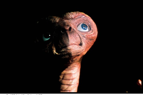 Amblin - Universal / DR E.T (E.T THE EXTRA-TERRESTRIAL) de Steven Spielberg 1982 USA alien, crŽature, gentil, extraterrestre PUBLICATIONxINxGERxSUIxAUTxONLY E.T. (1982) 58 NUR REDAKTIONELLE NUTZUNG &a ...