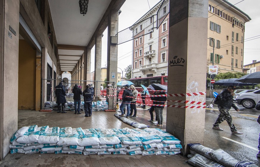 Italien, Hochwasser nach Starkregen in Bologna Bad weather: due to heavy rainfall, Bologna is also on red alert the Ravone canal overflows for the third time in fifteen days, flooding via Saffi. Edito ...