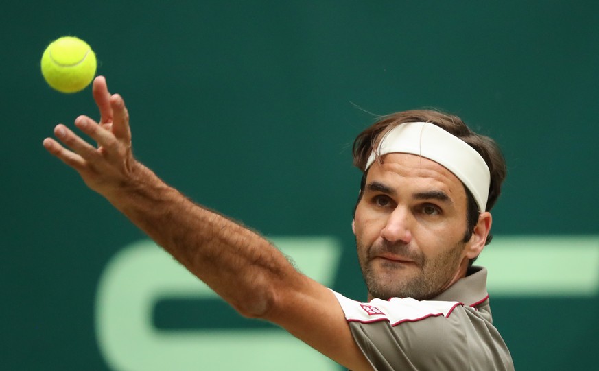 20.06.2019, Nordrhein-Westfalen, Halle: Tennis: ATP-Tour Einzel, Herren, Achtelfinale, Federer (Schweiz) - Tsonga (Frankreich). Roger Federer wirft einen Ball zum Aufschlag. Foto: Friso Gentsch/dpa ++ ...