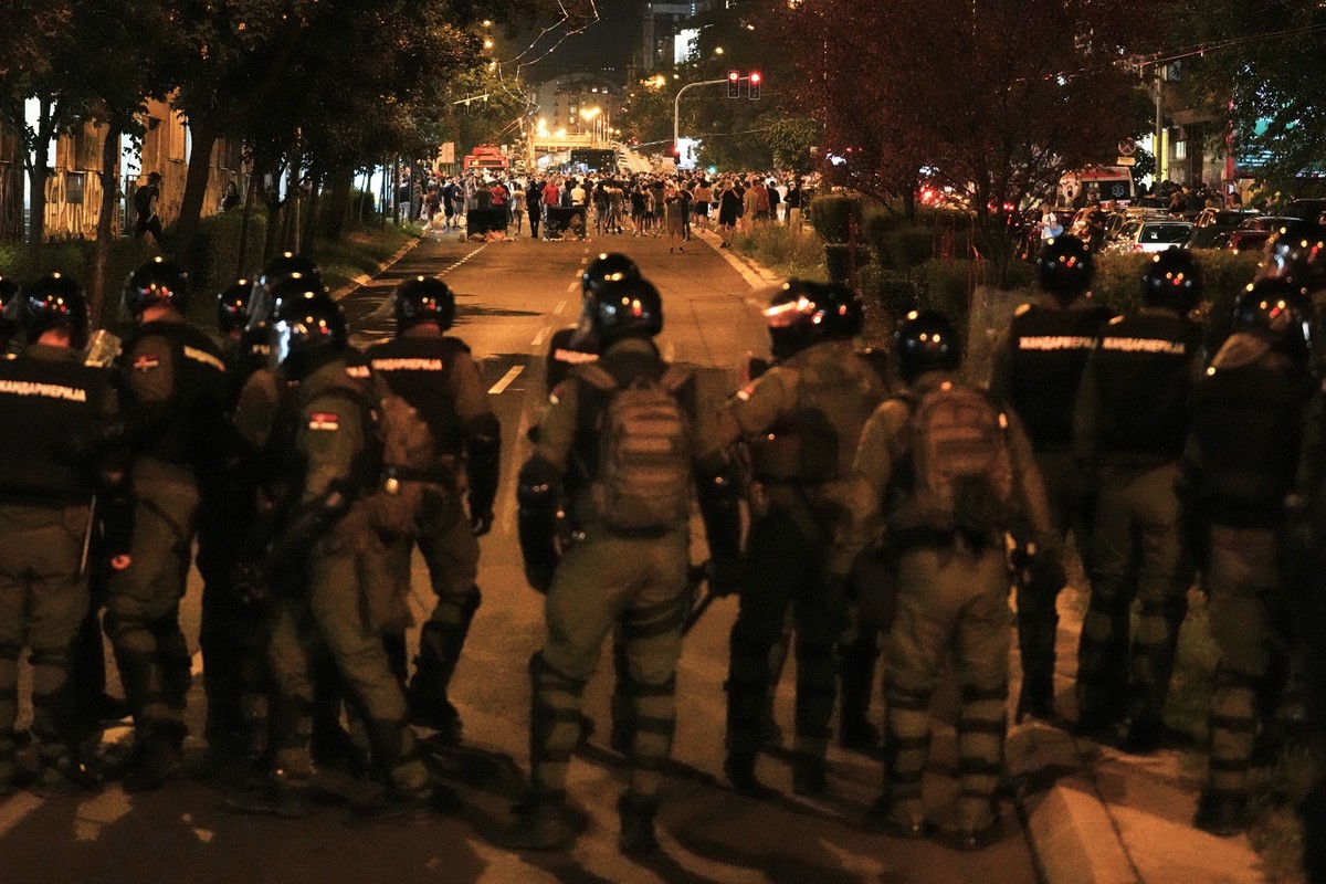 18.08.2025, Serbien, Belgrad: Serbische Gendarmeriebeamte jagen Demonstranten während einer Anti-Regierungs-Demonstration. Foto: Darko Vojinovic/AP/dpa +++ dpa-Bildfunk +++