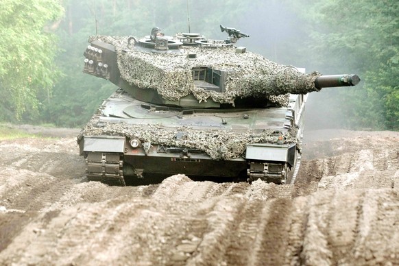 ARCHIV - 13.06.2015, Polen, Swietoszow: Ein Leopard 2A4 Panzer der polnischen 10. Panzerkavalleriebrigade aus Swietoszow, aufgenommen w�hrend der �bung Noble Jump. Polen wird bei der Bundesregierung u ...